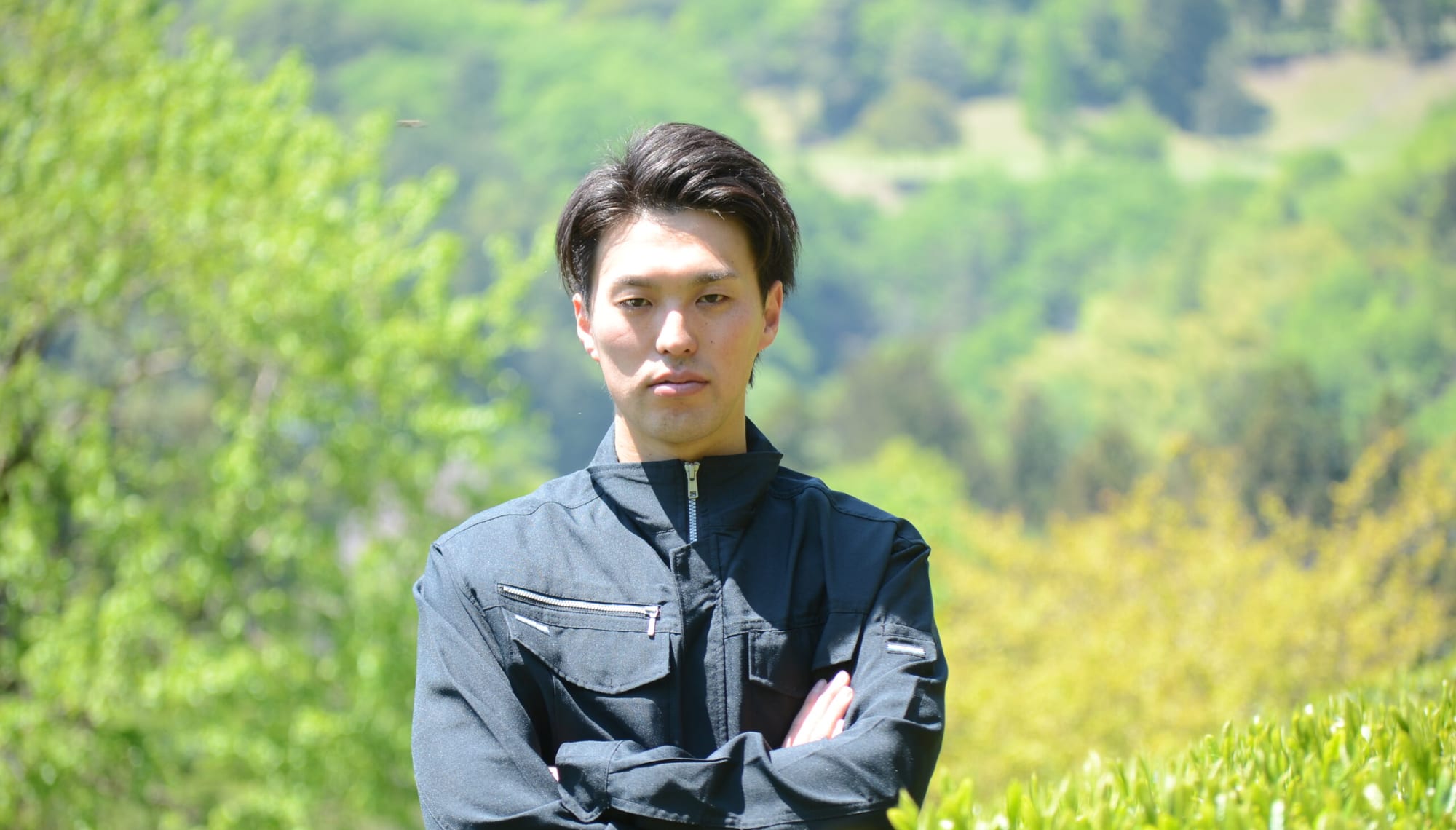 茶畑に立つ齊藤勝